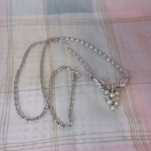 Avon Faux Pearl Grape Cluster Silver Necklace 20" - Picture 3 of 7